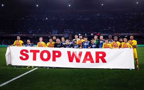 युक्रेनमाथि रुसी आक्रमणको विरोधमा बार्सिलोना र नापोलीका खेलाडीको प्रदर्शन, भने, ‘युद्ध रोकौं’