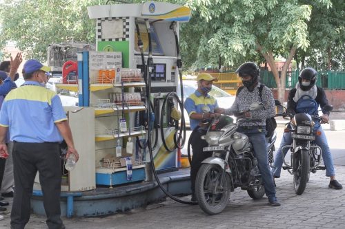 भारतमा एक हप्तामा ७ पटक बढ्यो पेट्रोलको मूल्य