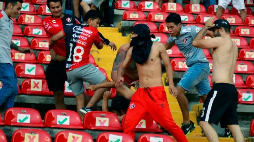 मेक्सिकोका दुई फुटबल क्लबका समर्थकबीच झडप हुँदा २२ जना घाइते