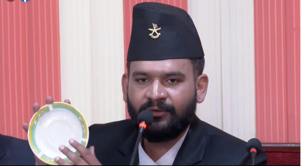 महानगरले हटायो वीर अस्पताल अगाडि राखिएका अवैध औषधि पसल