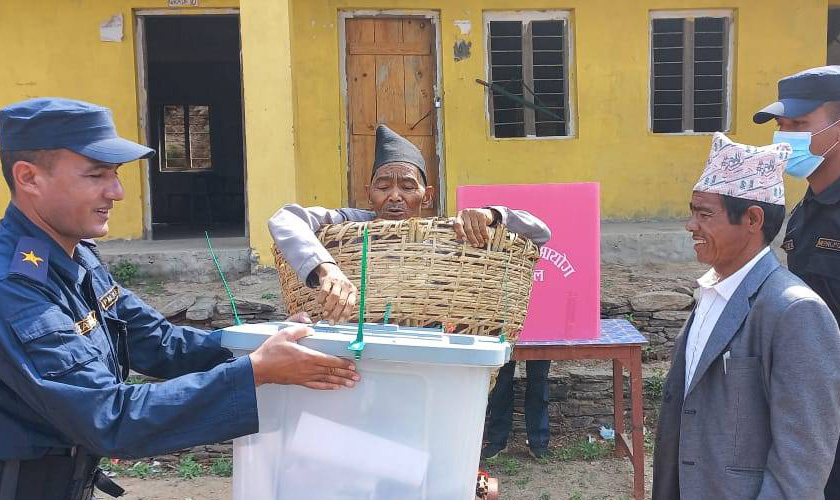 छोरालाई भोट दिने इच्छा पूरा गरेर डोकोबाटै अस्ताए खड्का