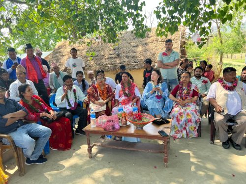 चुनावी घरदैलो गर्दै दाङ पुगिन् करिश्मा (५ तस्बिरसहित)
