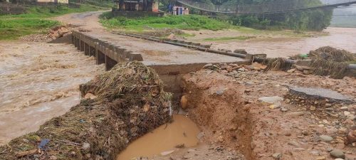 बाढीबाट पुलमा क्षति, यातायात अवरुद्ध