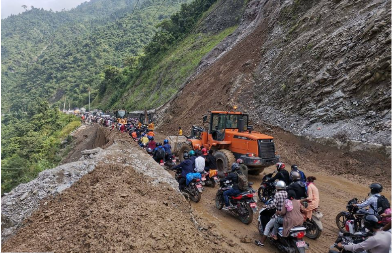 नारायणगढ–मुग्लिन हुँदै जाने सवारीसाधन नवलपुरमै रोकियो