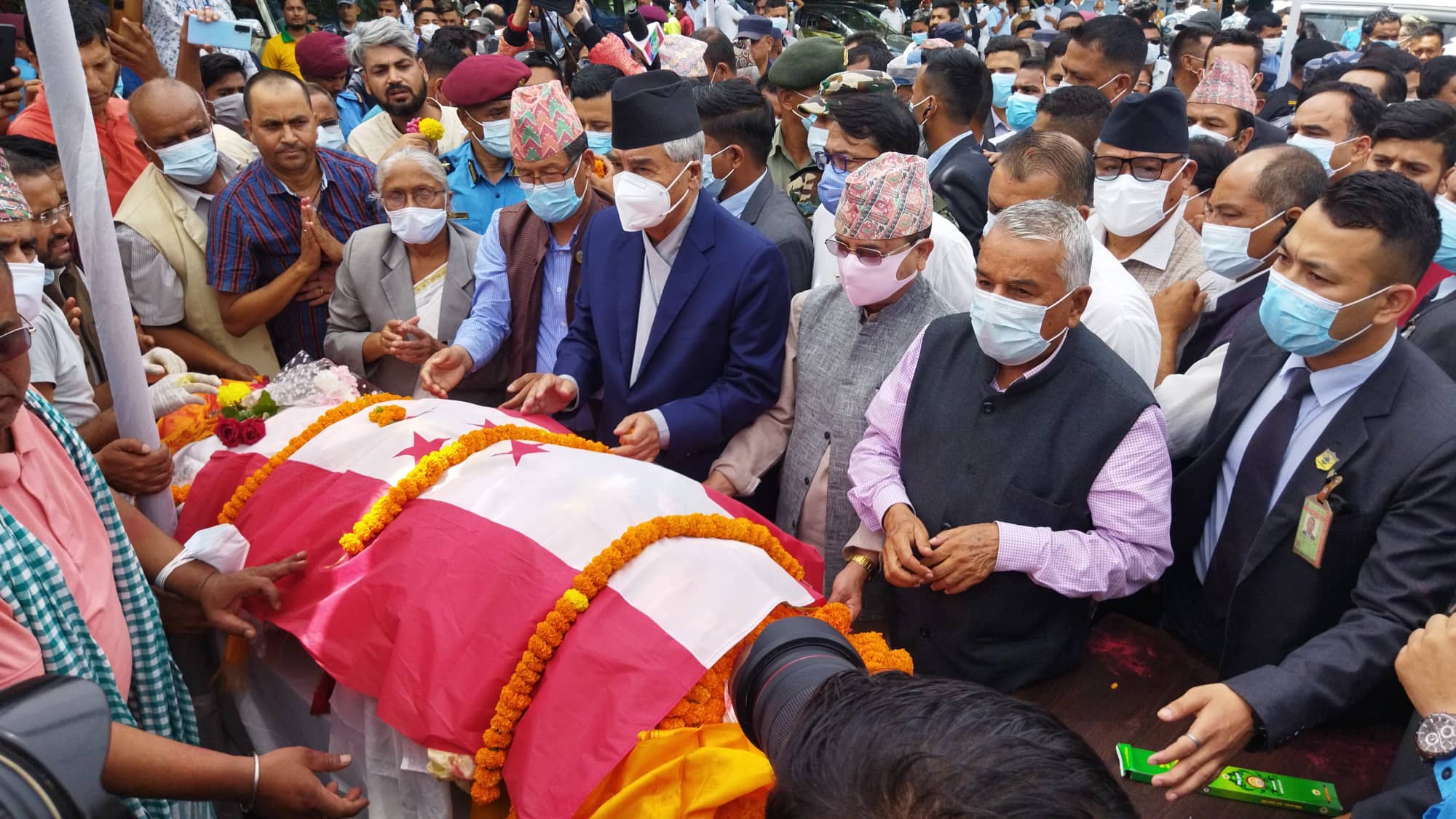 गिरीलाई श्रद्धाञ्जली दिँदै कांग्रेस नेताहरू (४ तस्बिरसहित)