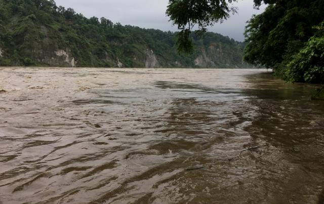 नदी तटीय क्षेत्रमा बाढीको त्रासः न लाग्छ निद्रा, न भोक