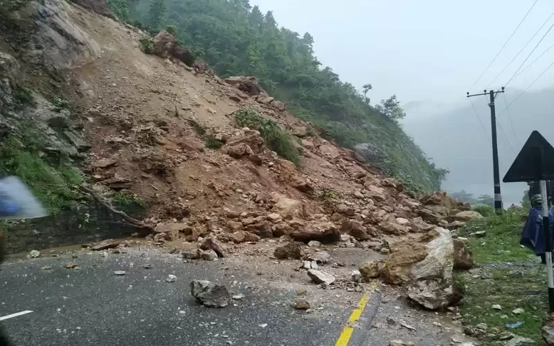 वर्षाका कारण देशभर पाँच सडक पूर्ण र १३ आंसिक अवरुद्ध