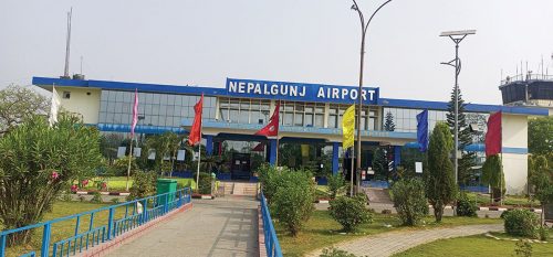 नेपालगञ्ज विमानस्थल : ‘सुरक्षाकर्मीले हातले छामेर र हेरेर सामान पठाउँछन्’