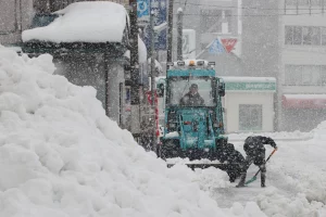 जापानकाे हिमपहिरोमा परी दुई पर्यटकको मृत्यु