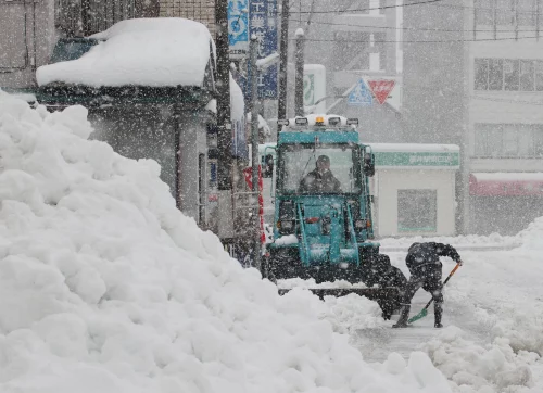 जापानमा भारी हिमपात, यातायात अवरुद्ध